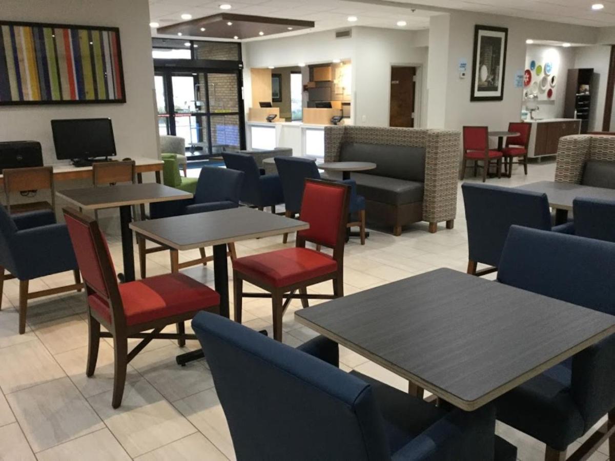 Holiday Inn Express Easton By Ihg Bagian luar foto
