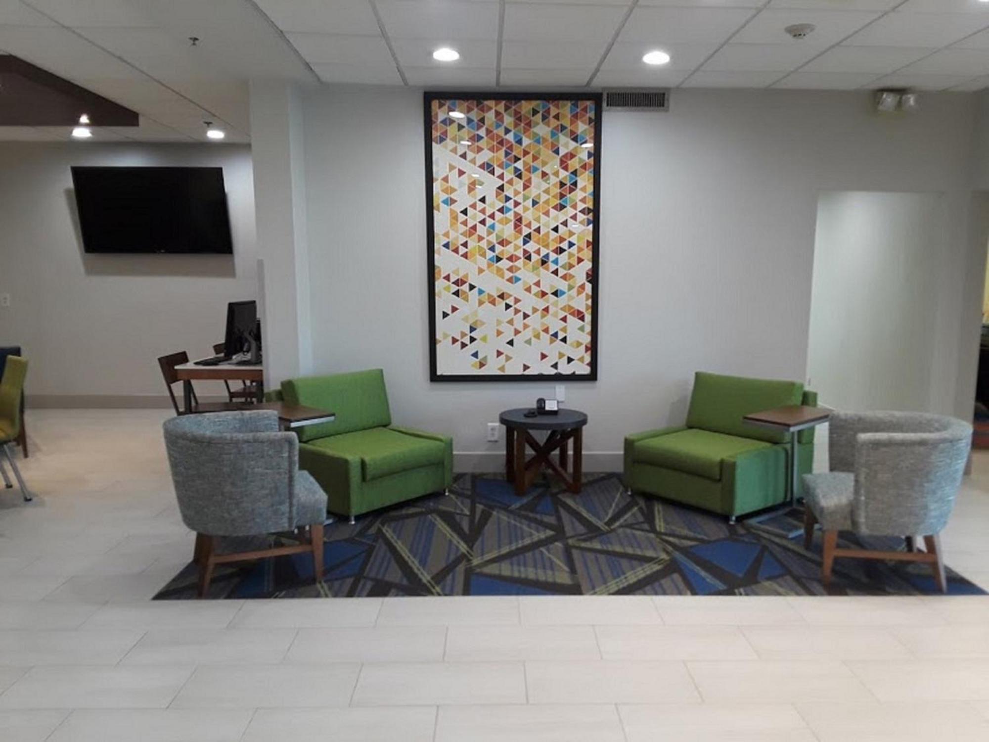 Holiday Inn Express Easton By Ihg Bagian luar foto