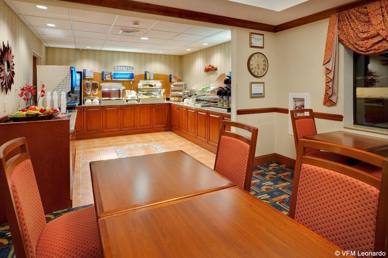 Holiday Inn Express Easton By Ihg Bagian luar foto